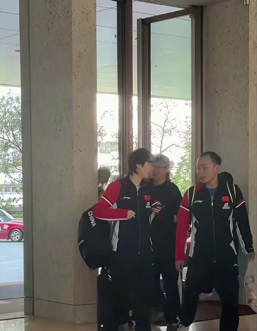 任浩陪王曼昱去香港了。任浩在罗马尼亚世青赛结束后（11月30日），马不停蹄飞去