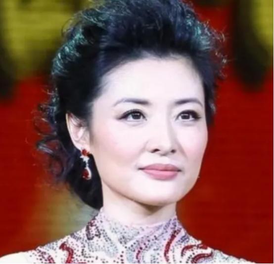 2002年，知名主持人周涛下班回到家，看见正在灶台边忙碌的丈夫，顿时心生厌倦，很