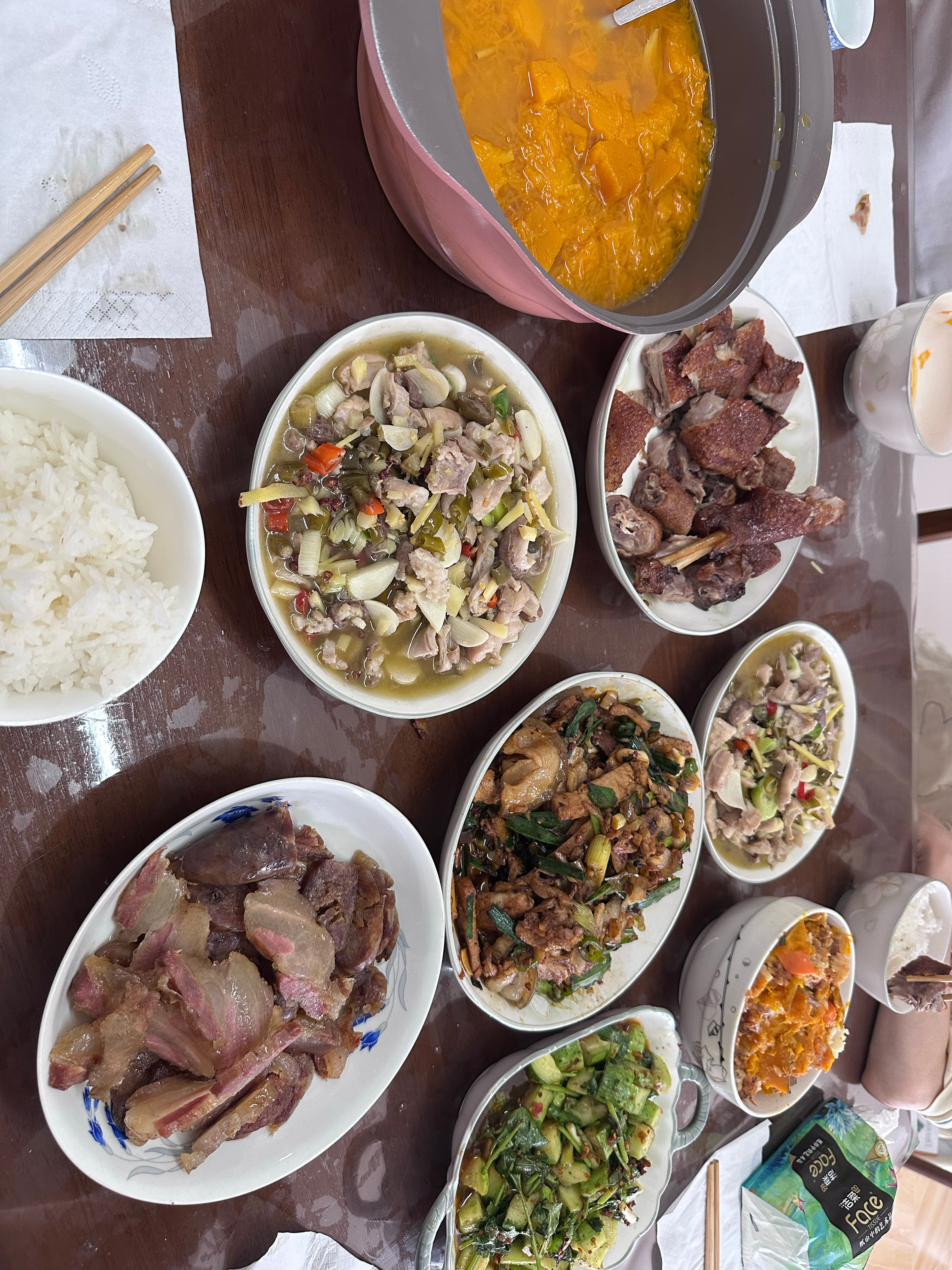 其实，川菜最好吃的就是这种家常的做法，外面餐厅五颜六色、重辣重油的做法，很多时候