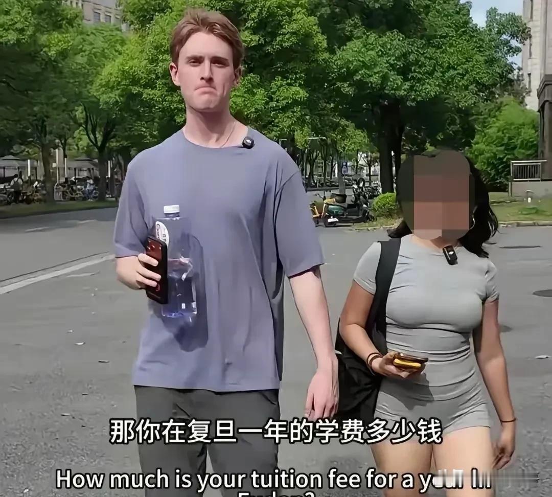 身高193cm的荷兰小伙儿王水牛，在魔都上海名校带领女学生逛校园，然后做成视频分