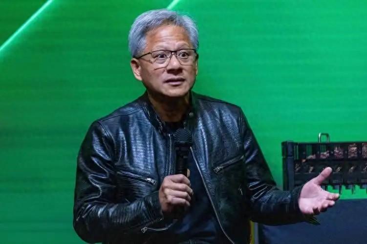 黄仁勋在采访里反问：“美国对中国的封锁已经如此严苛，为什么还能诞生华为这样的企业