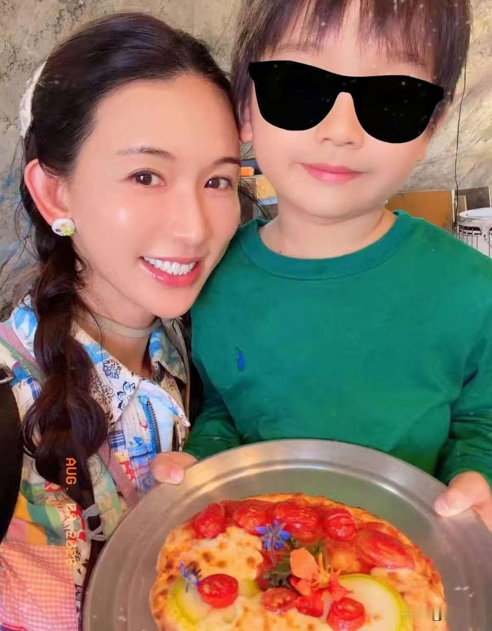 林志玲，有点骄傲8月8日，林志玲高调发文，不是澄清也不是宣传工作，而是罕见晒出