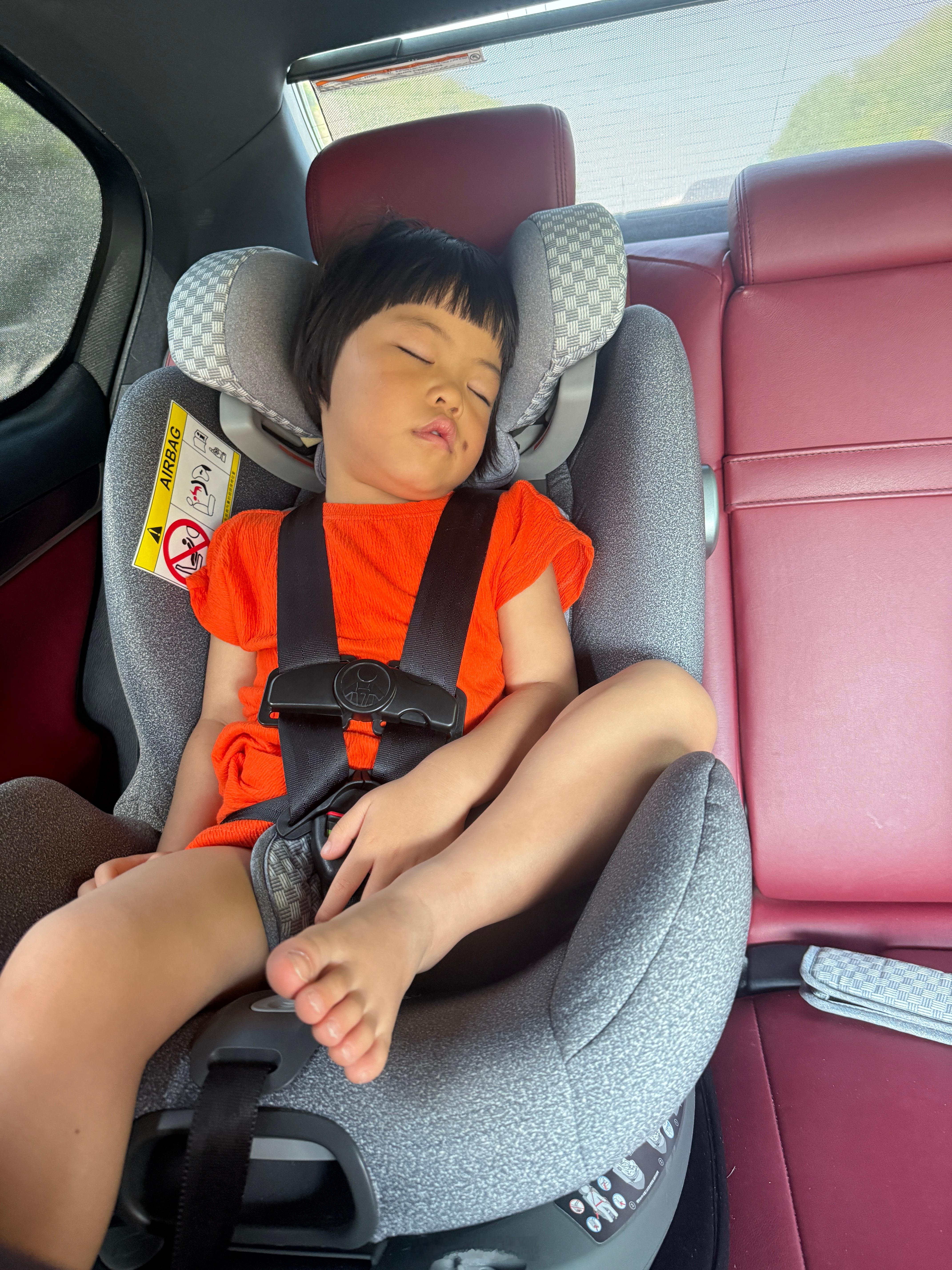 孩子真的看人下菜碟我带她午睡要带两米大被子旅蛙带球睡觉，连块被被边角料都没有，不
