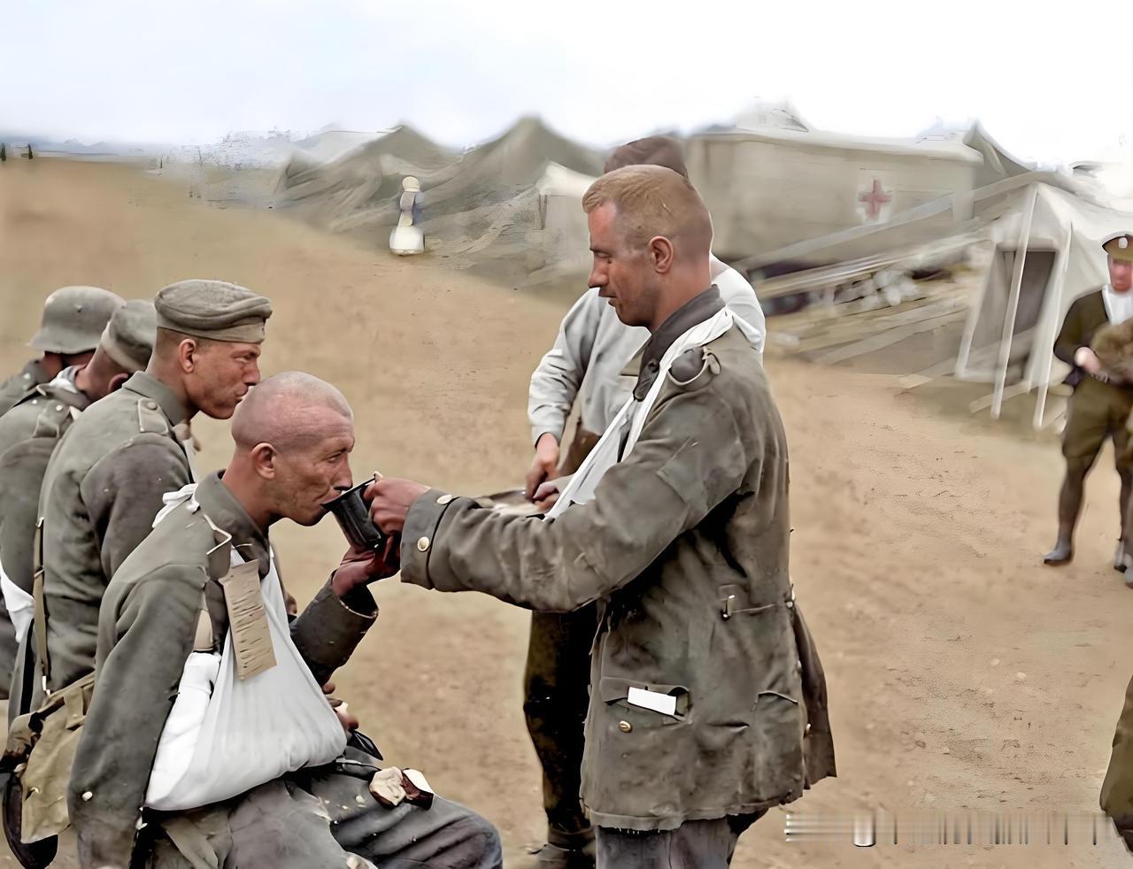 1918年的一战时期，被俘虏的德国士兵居然还有吃面包喝咖啡的待遇。照片上是19