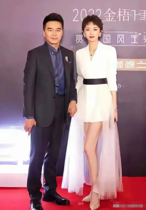 许亚军的第四任妻子太惊艳了，比前妻何晴有气质，不论是颜值，身高还是身材和许亚军都
