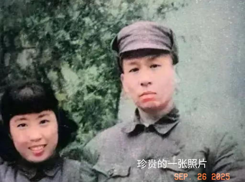 珍贵的一张照片。1948年冬，新婚数月的少奇同志和王光美同志在一起的一张珍贵合