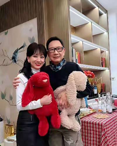 72岁的赵雅芝和80岁的老公聚会照片两位都不老，状态也很好，看看80岁的赵雅芝