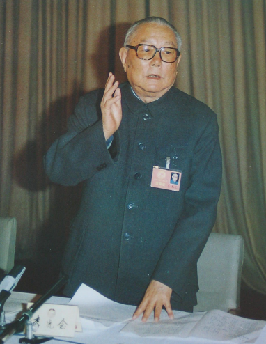 1976年10月6日晚上，紧急召开会议，华国锋宣布，就在刚才，中央已经成功粉碎了