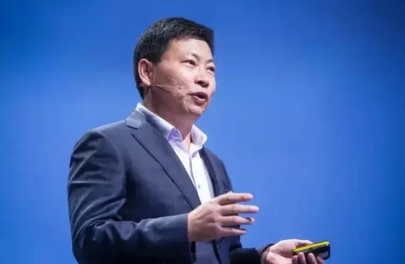 余承东说自己学生时代最头疼的学科就是英语,中学时代没有把英语口语练好,余承东也不