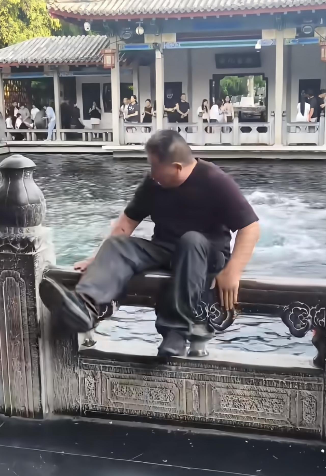 济南趵突泉被一位大哥顶上了热搜。大哥倚着栏杆拍照时一个动作没稳住，扑通一下直接