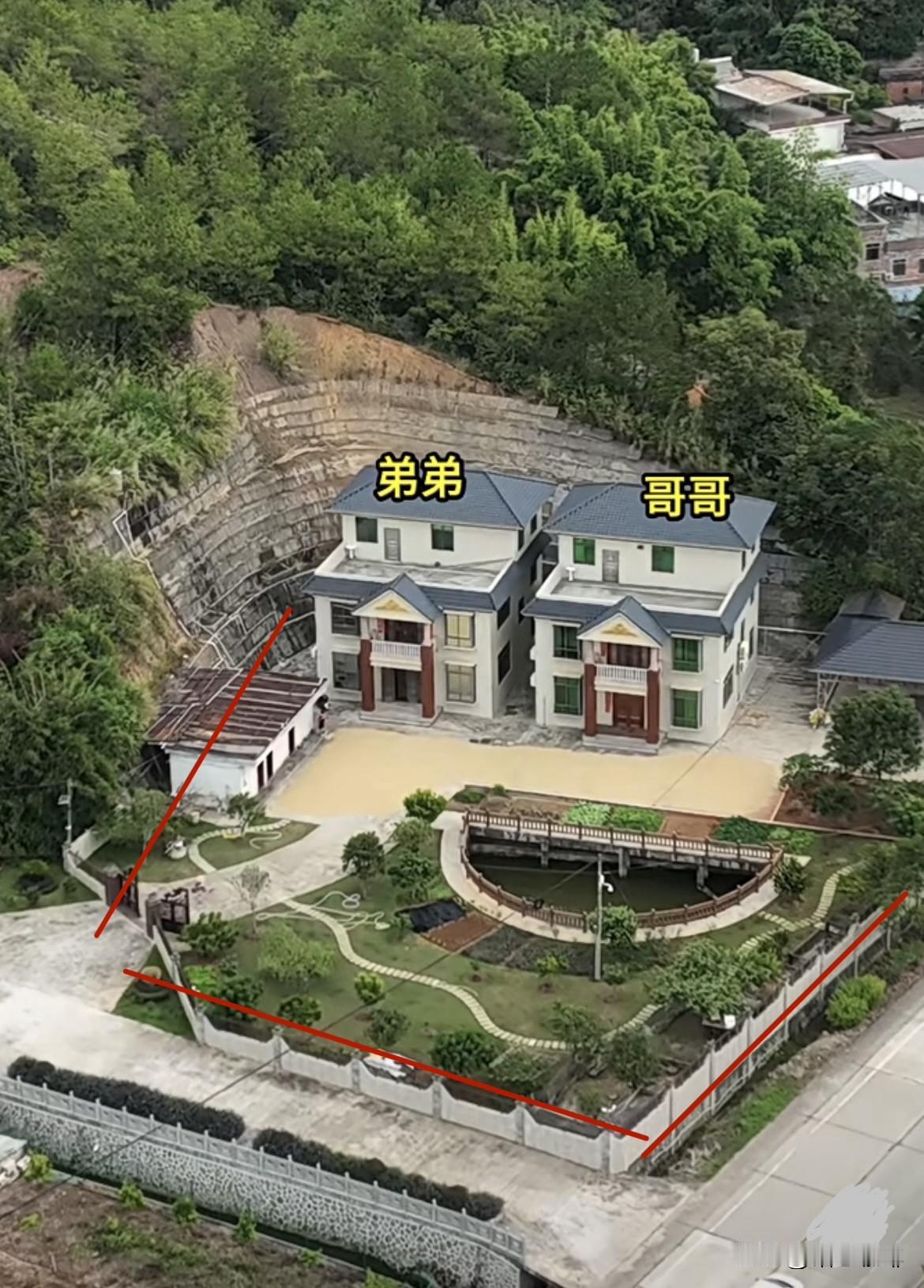 两兄弟一起建房🏠，共同围一个大院子。因为开院门两兄弟意见不同，不知道在哪里