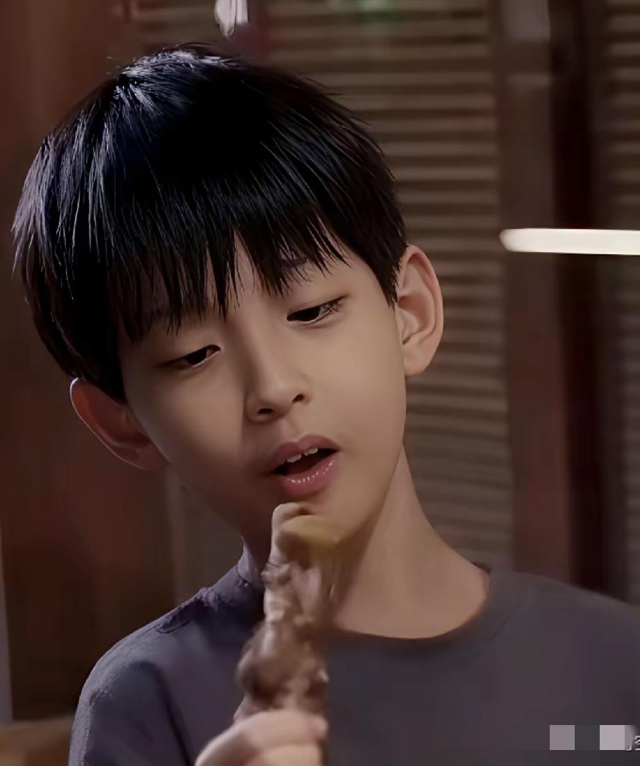 汪小菲和大S的儿子汪希箖眉目清秀，身材纤瘦，是个美少年。估计和大多数同龄男孩一