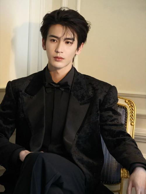 内娱冷知识：腼腆帅哥张凌赫，其实是藏得最深的野心家！谁懂啊家人们！一直以为