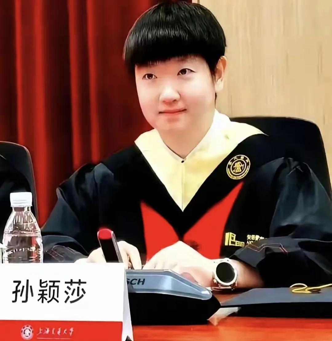 孙颖莎清华推免面试，令人惊奇的一幕发生，没有围观尖叫只有你好孙颖莎去清华大学推