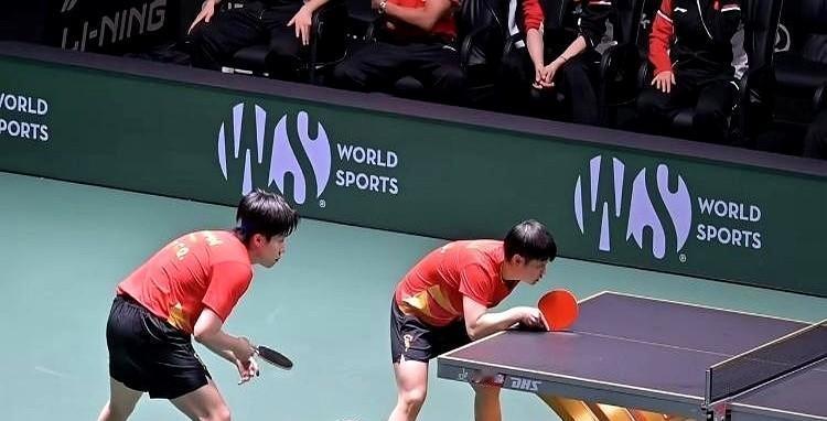 决赛那球，王楚钦眼皮一抬。孙颖莎像装了弹簧似的窜出去。球拍擦过球的瞬间，全场