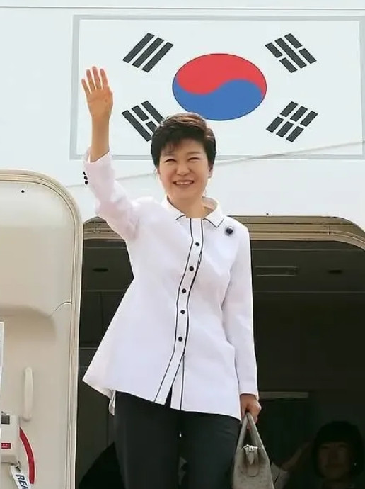 在韩国大选时间只剩13天的焦点时刻，李在明的支持率下滑是一个必然出现的事件。