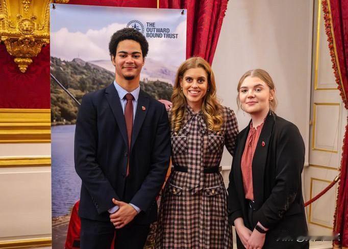 祸不及子女！安德鲁被剥夺头衔后，女儿碧翠丝公主首次参加公务活动。当地时间11