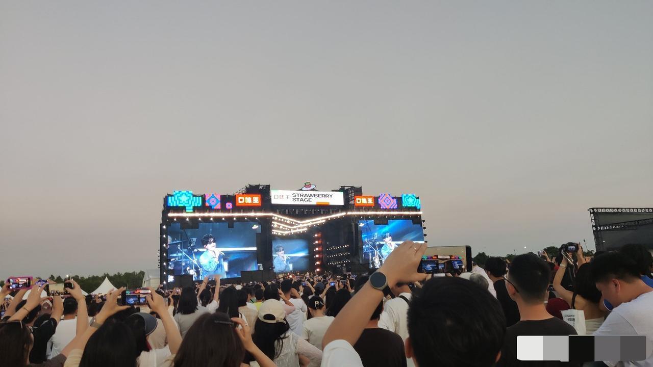 陈楚生音乐节现场会出现的状况。一是没人在顾得上吃零食、打牌了，都拿起了手机，对