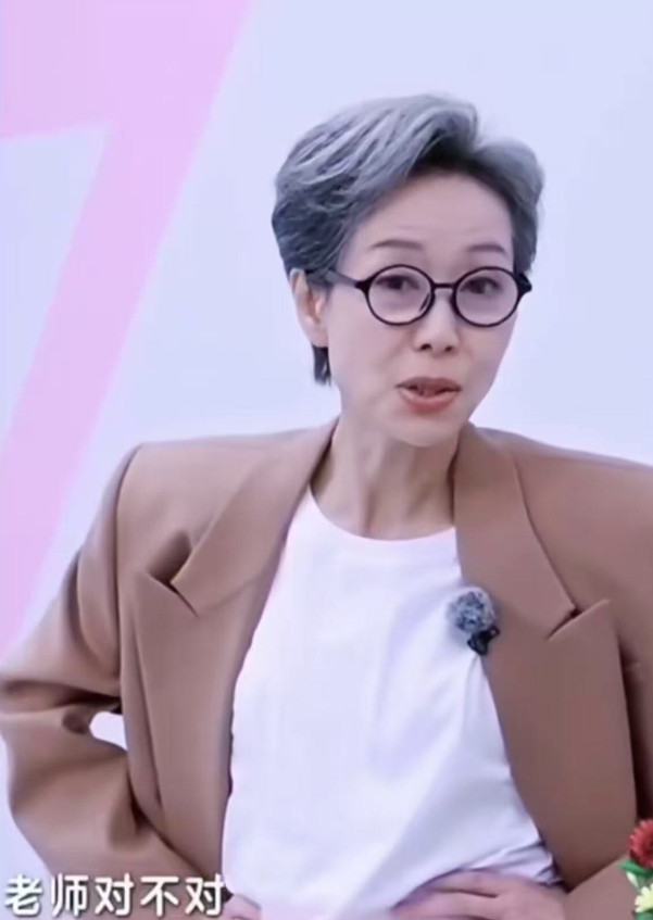 越来越不喜欢叶童了不是因为她老了也不是因为她脾气大，而是因为她攻击性太强
