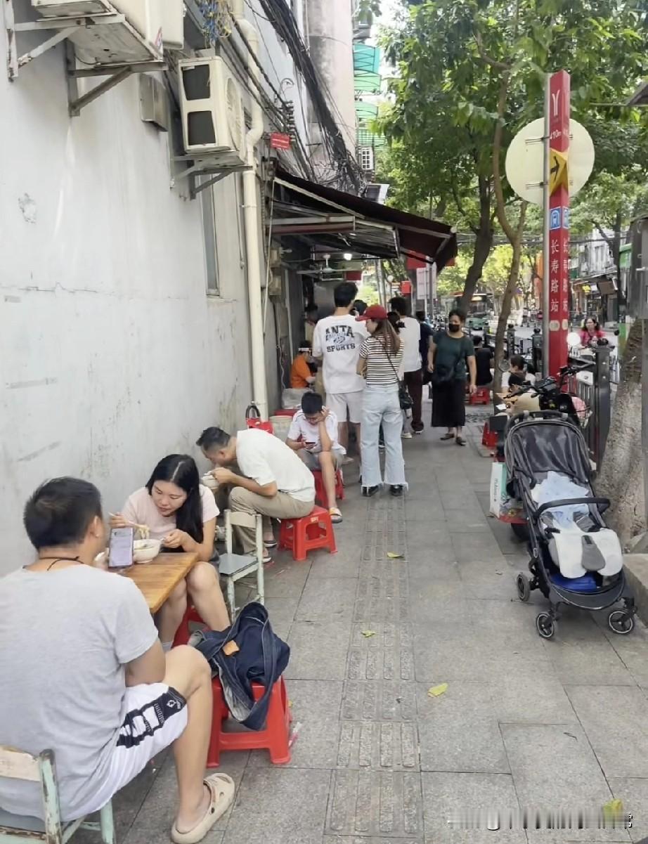 广州这现象谁懂，365天都排队！在广州老巷里，有个“排队刺客”常年在线！红
