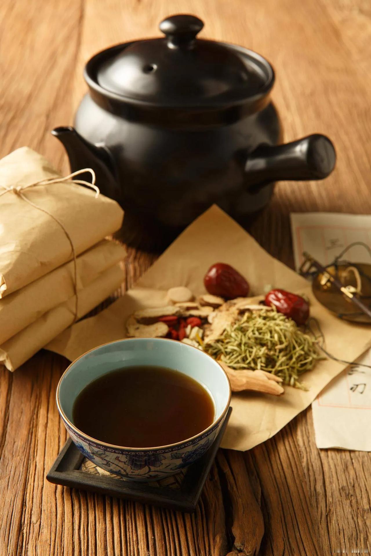 最近一直在喝中药，医院代煎确实省事，不用自己守着砂锅闻药味。但喝了几次，心里总有