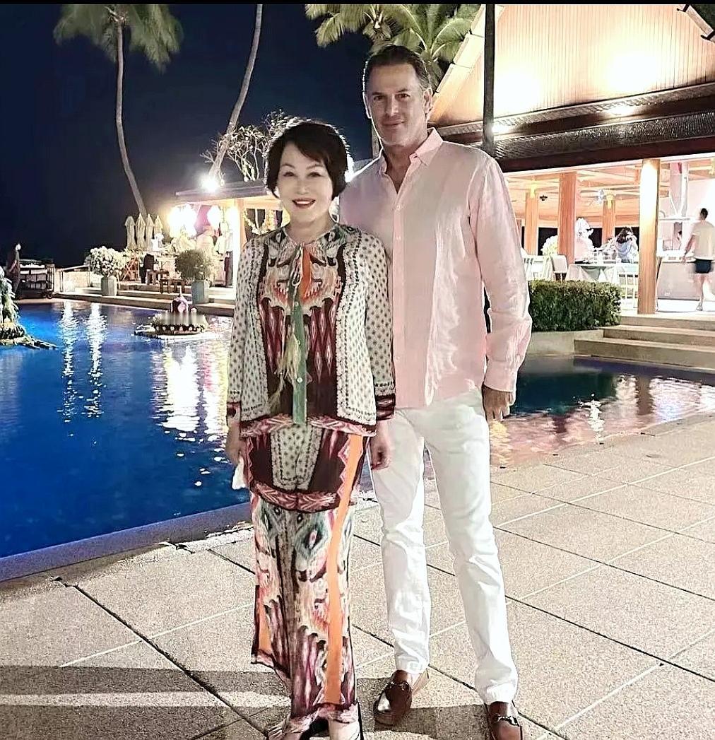 都说人越老越丑看到快80岁的靳羽西我才知道，真正的年轻从来和年龄无关，而是把