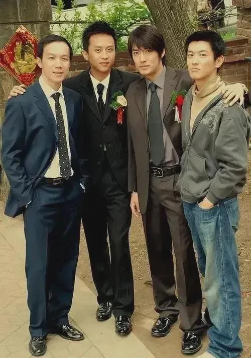 四位实力派男星同框：我一眼就认出了穿着笔挺西装、别着胸花的邓超，五官立体、朗目疏