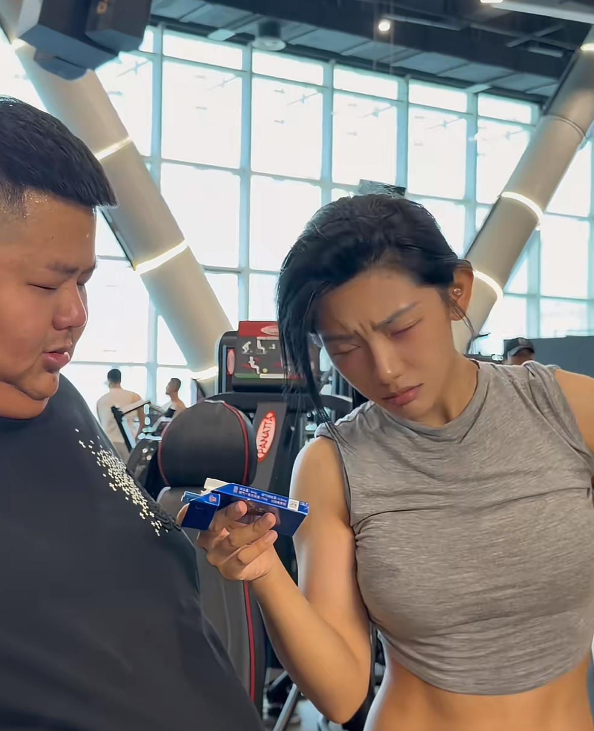 “健身界刘亦菲”崽崽也很无奈！带着良子减肥，全程“高碳水、高脂肪”，由此来分析，