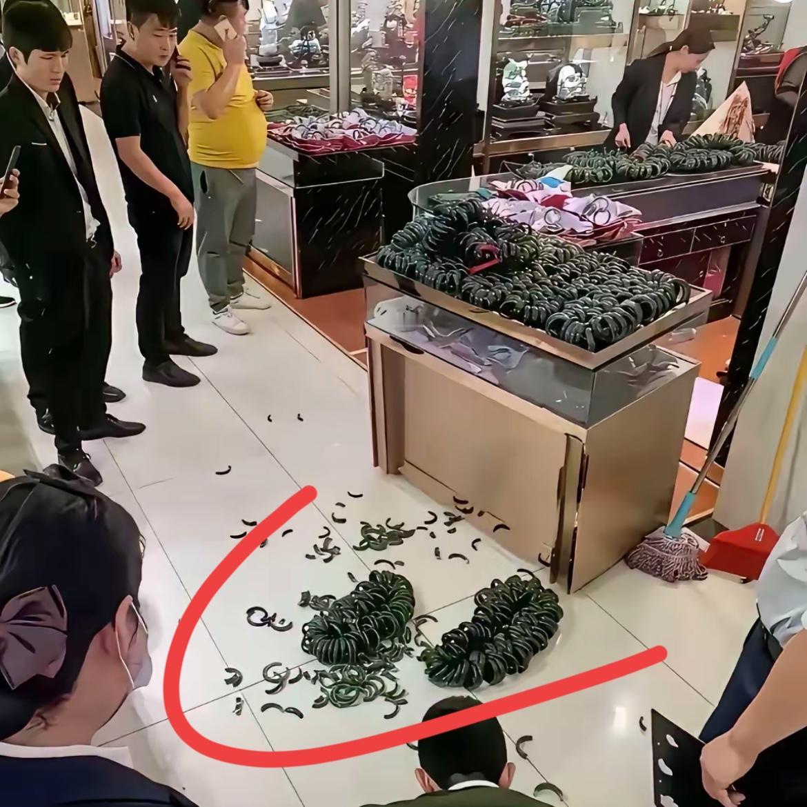 “这翡翠手镯没碎时5块一个，碎了就5万一个？这反差也太离谱了！”你看这玉器店