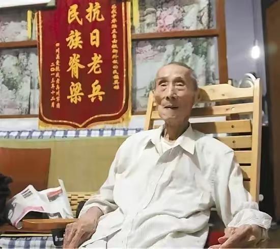 1942年，黄士伟在公路上埋下地雷想拦住日军，谁知一颗颗全被敌人排掉。就在这时，