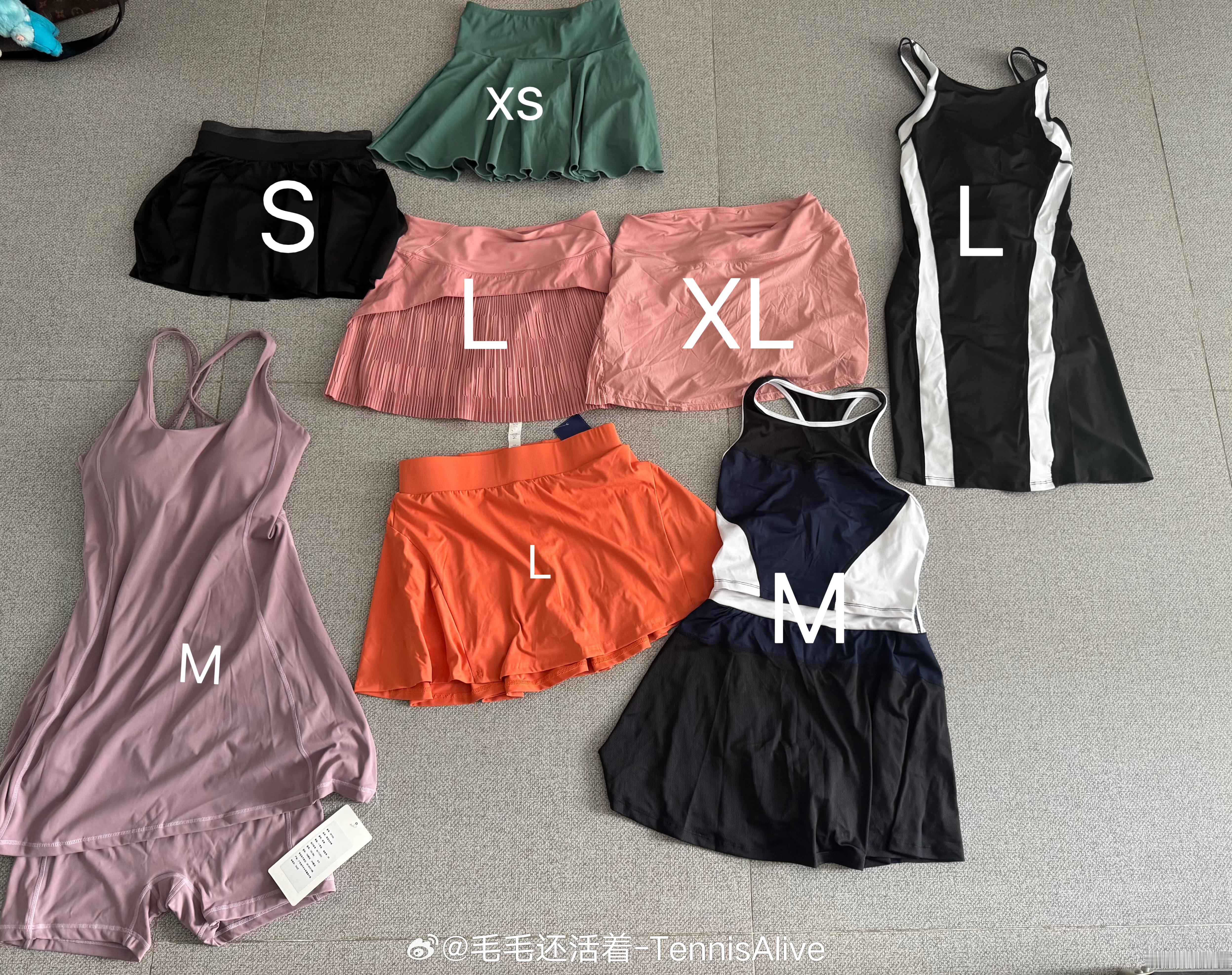 【女粉抽奖来啦！】👗👗👗👗👗👗总共3套外加5条短裙。我先送给了本月互
