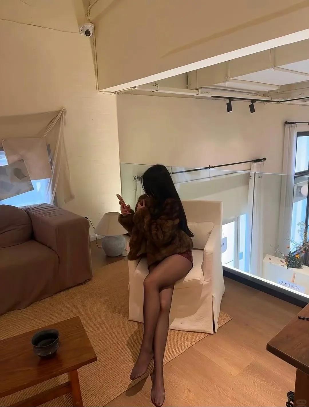 慵懒午后，阳光洒进温暖的小窝，享受独处的宁静时光。🌞🍃📱