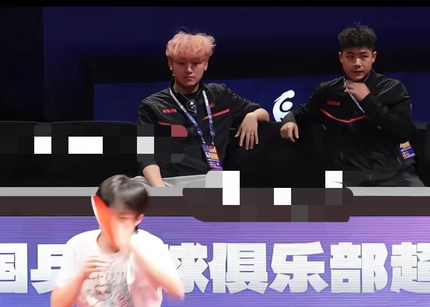 王楚钦在赛场刻苦训练，曹巍和王晨策在后面悠闲欣赏（图1图2），一时间分不清谁是老