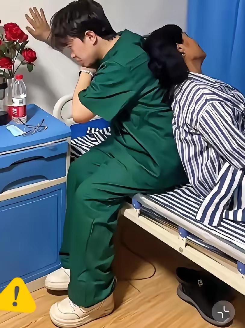 天呐我大姨病住院了。儿女都在外地工作，给他请了一个95后的大学生护工，暑假期间