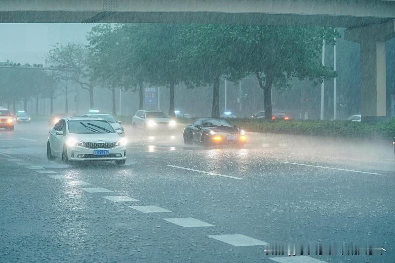 坐标西安北郊，大雨整整下了一早上了，外面一直哗啦啦的，而且现在偶尔还能听见打雷声