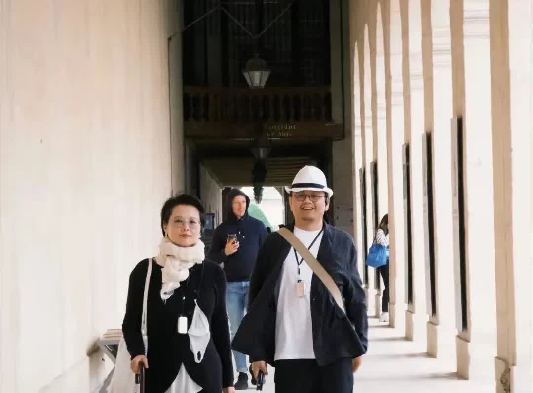 52岁袁立和老公巴黎度假，小11岁老公变洋气了，跟袁立身后像助理