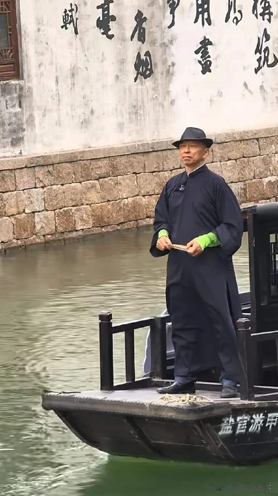 这个造型你能认出是哪位大佬扮演的吗？绝对不是冯小刚！能看出来算你牛！