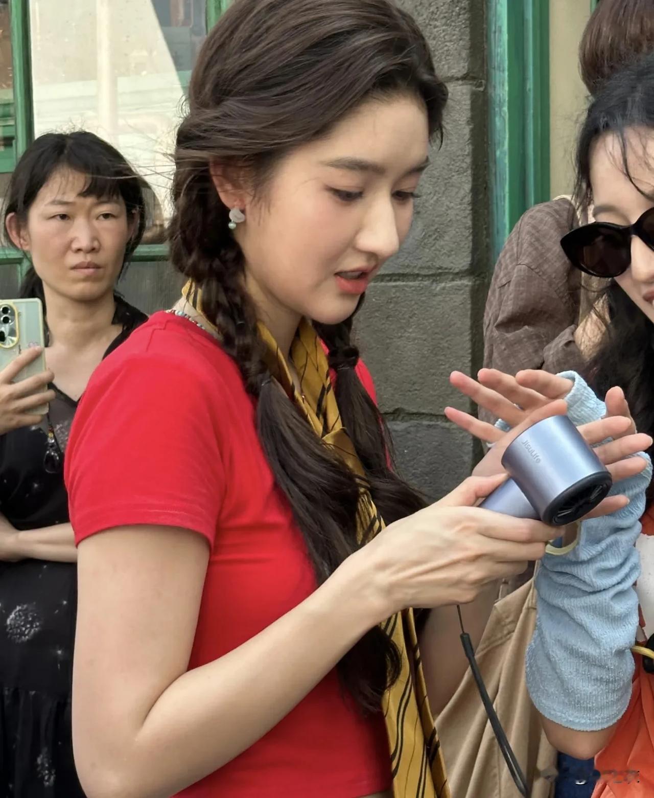 王玉雯在电视上看着就很平凡普通，反正最多就是一个清秀的小姑娘，原来她现实中这么的