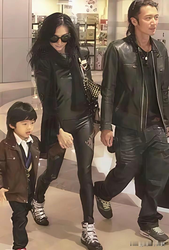 这张旧照真是时代的眼泪！当年谢霆锋和张柏芝带着儿子Lucas走机场，那画面简