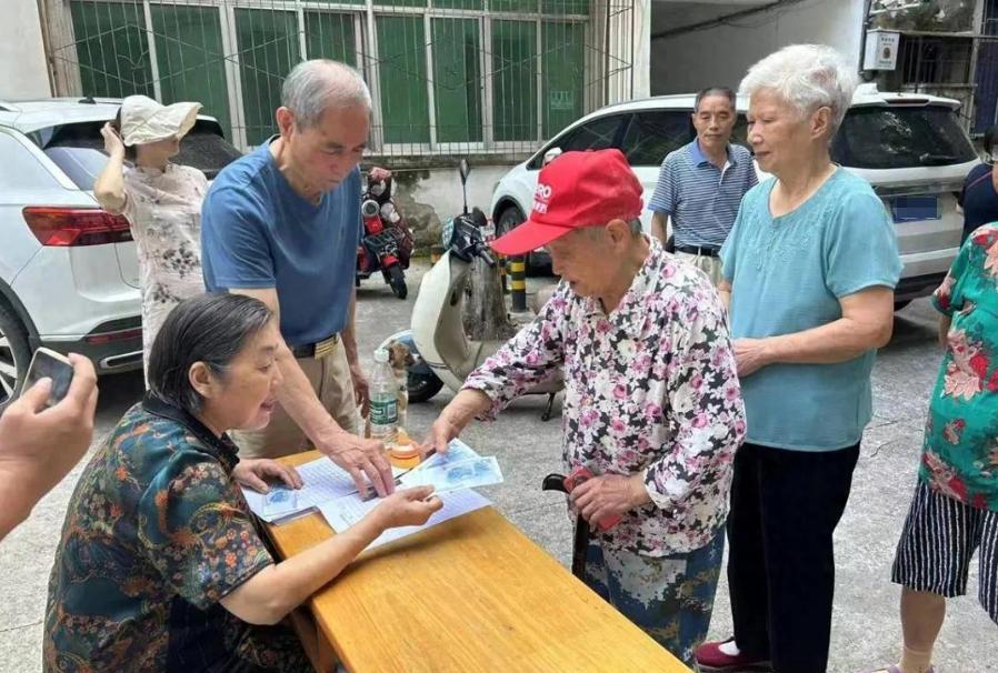 “这小区火了！”8月30日，湖北荆门，一小区不仅没有物业，而且通过收取停车费还有