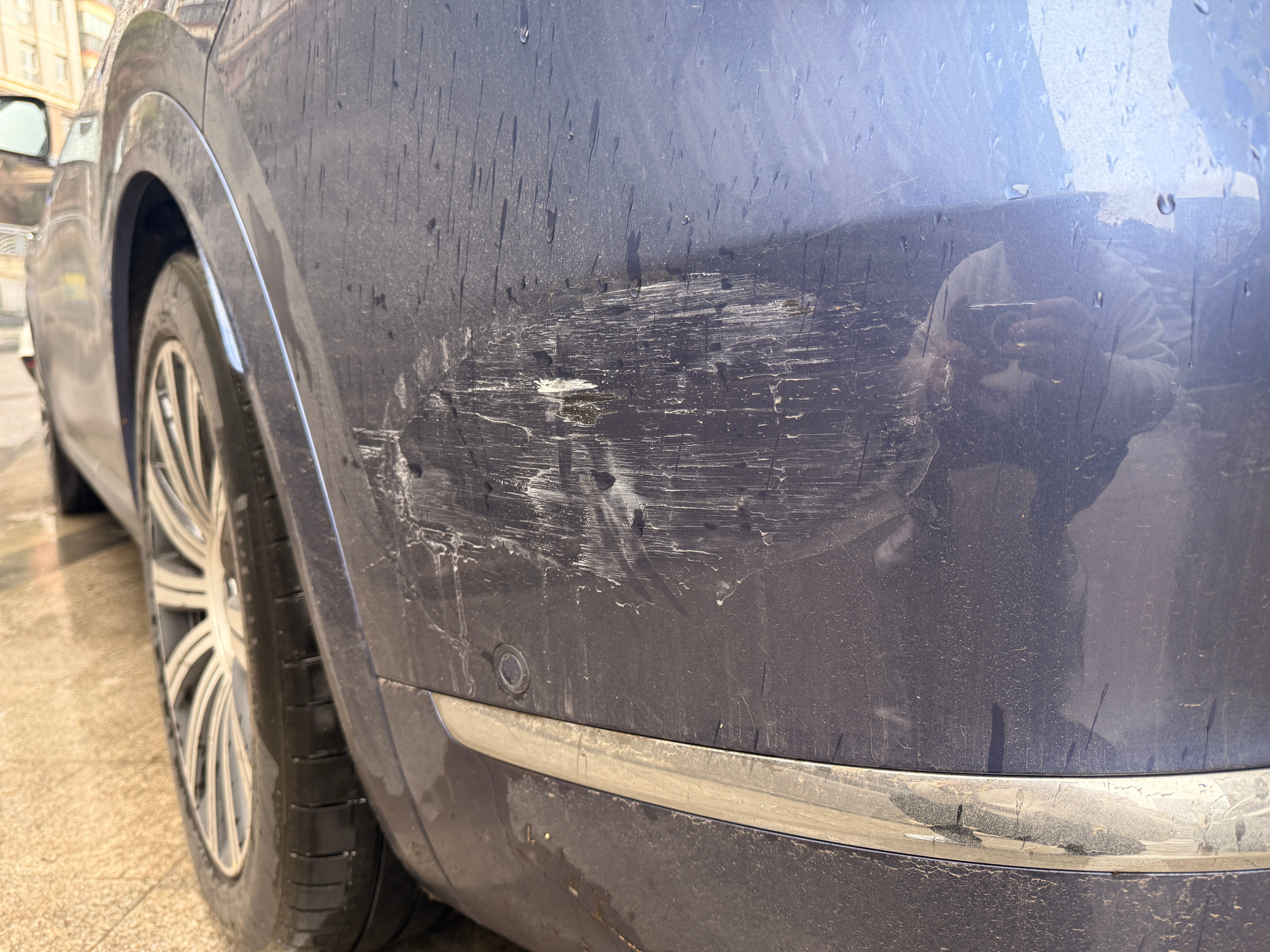 我们的问界M7在公司楼下被蹭了而且忘了开哨兵目前还没找到肇事者现在去物业查监控气