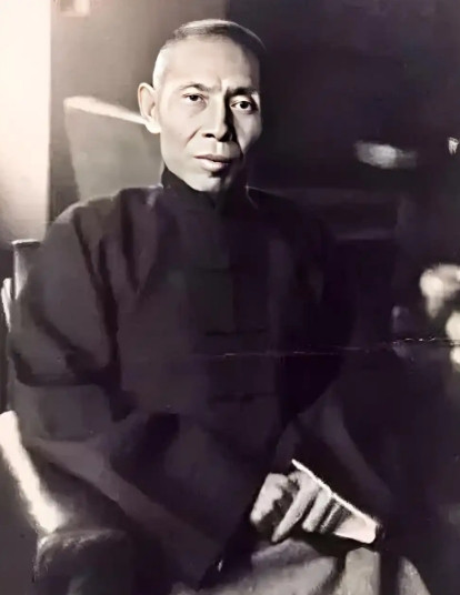 1928年，杜月笙发现妻子出轨，阴森地吩咐下去：“让她生不如死！”此后，妻子被幽