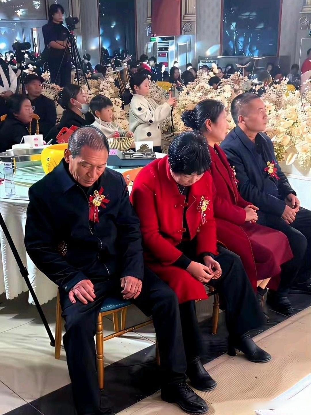 喜庆的日子，怎么都愁眉苦脸的。