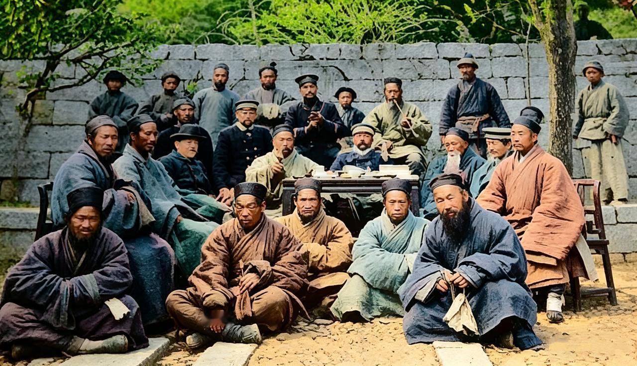 这是德军侵占青岛后第一次前往下清宫并与道士合影。虽然，下清宫的道士极不喜欢这些德