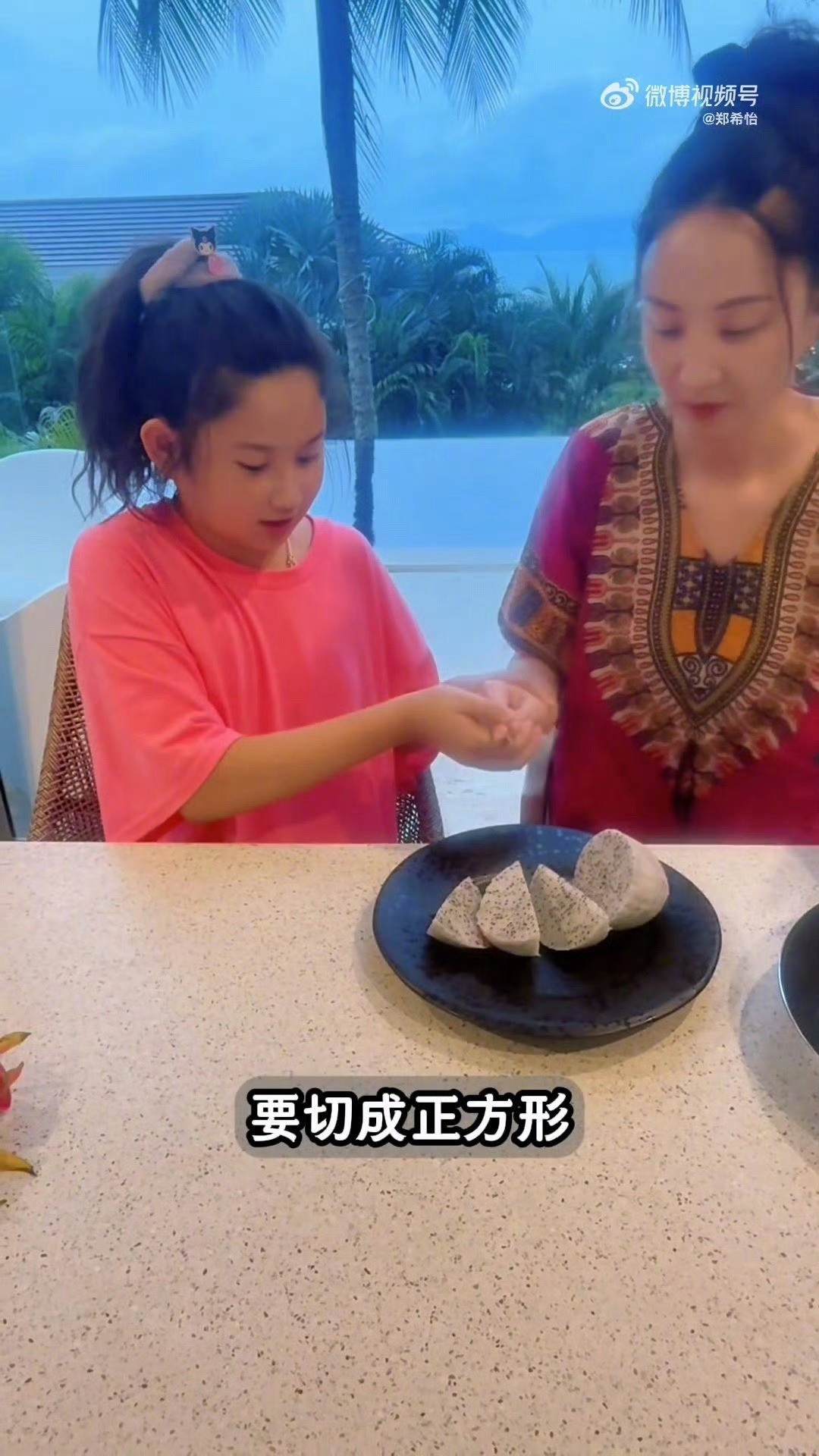 郑希怡女儿缩小版的郑希怡郑希怡女儿这眉眼简直是复制粘贴，低头时那股劲儿和妈妈一