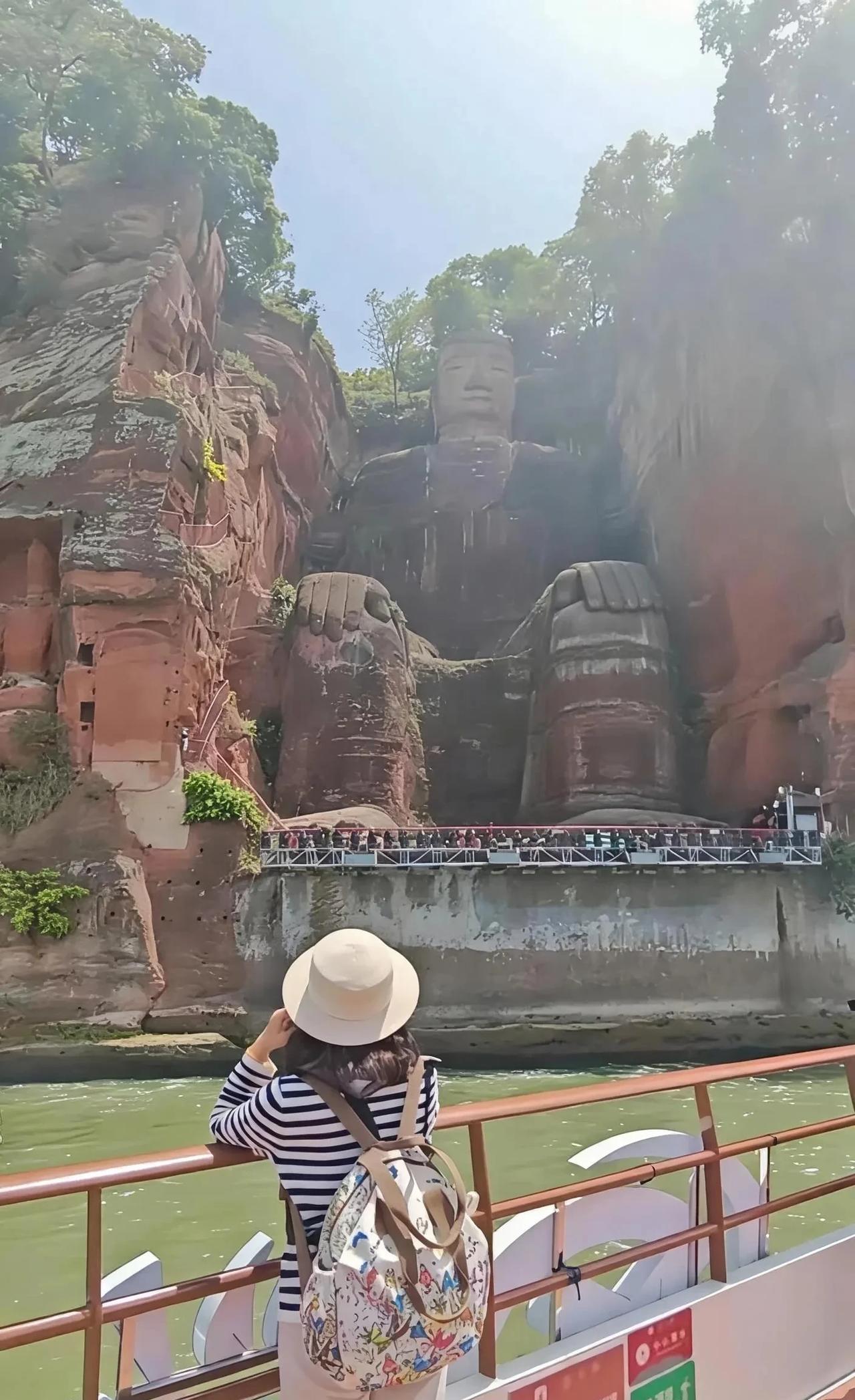 退休10年，已旅行了10年。最近两年，爱上了独自旅行。很多朋友说一个人旅行不