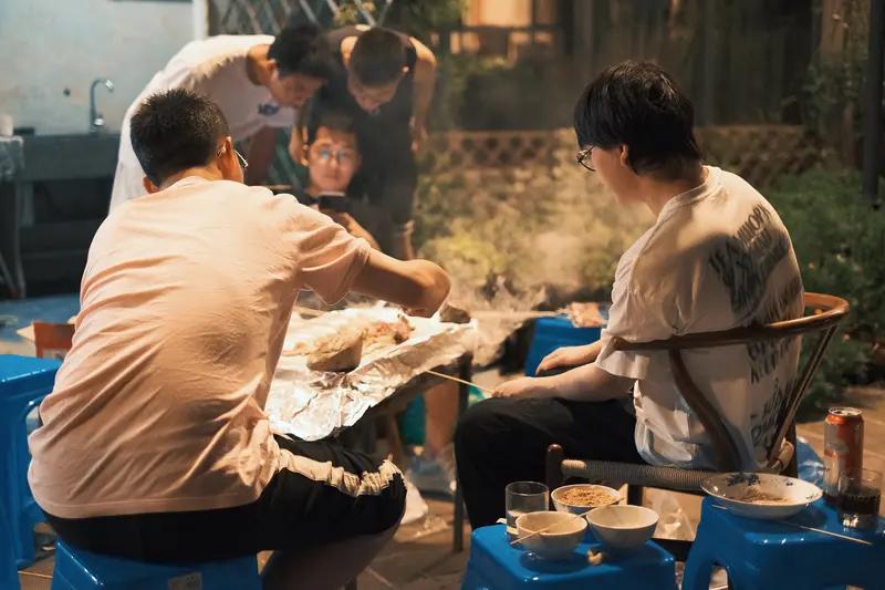 深圳16岁的烤鸡少年小陈太牛了！他是潮灿陆丰人，家里兄弟姐妹多，初二就出来打拼。