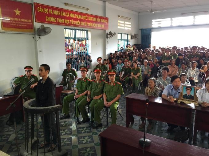 越南的法庭庭审情况，引来大量群众围观审讯案件谋杀了一名退役陆军上尉，