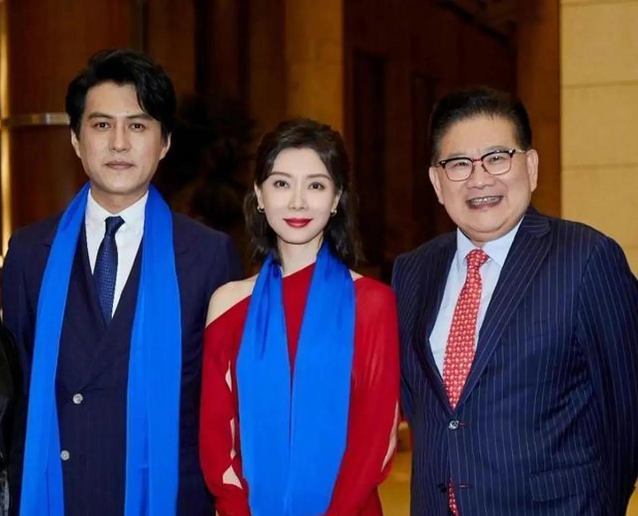 中间的是貌美如花，围着蓝色长巾是陈数，她左边，高大帅气，底气十足。右边戴副眼镜，