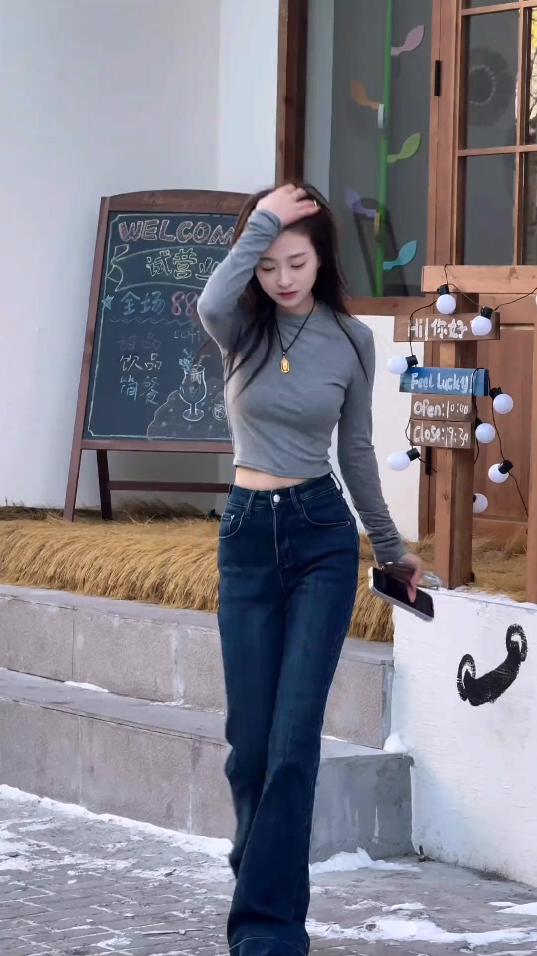 风拂长发，步履轻盈。